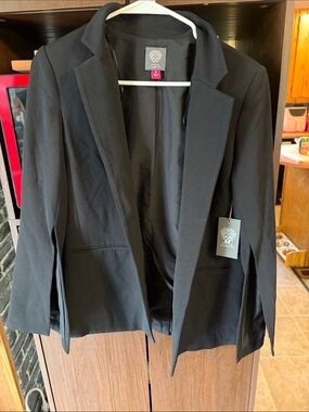 Vince Camuto black slit sleeve blazer in size 0